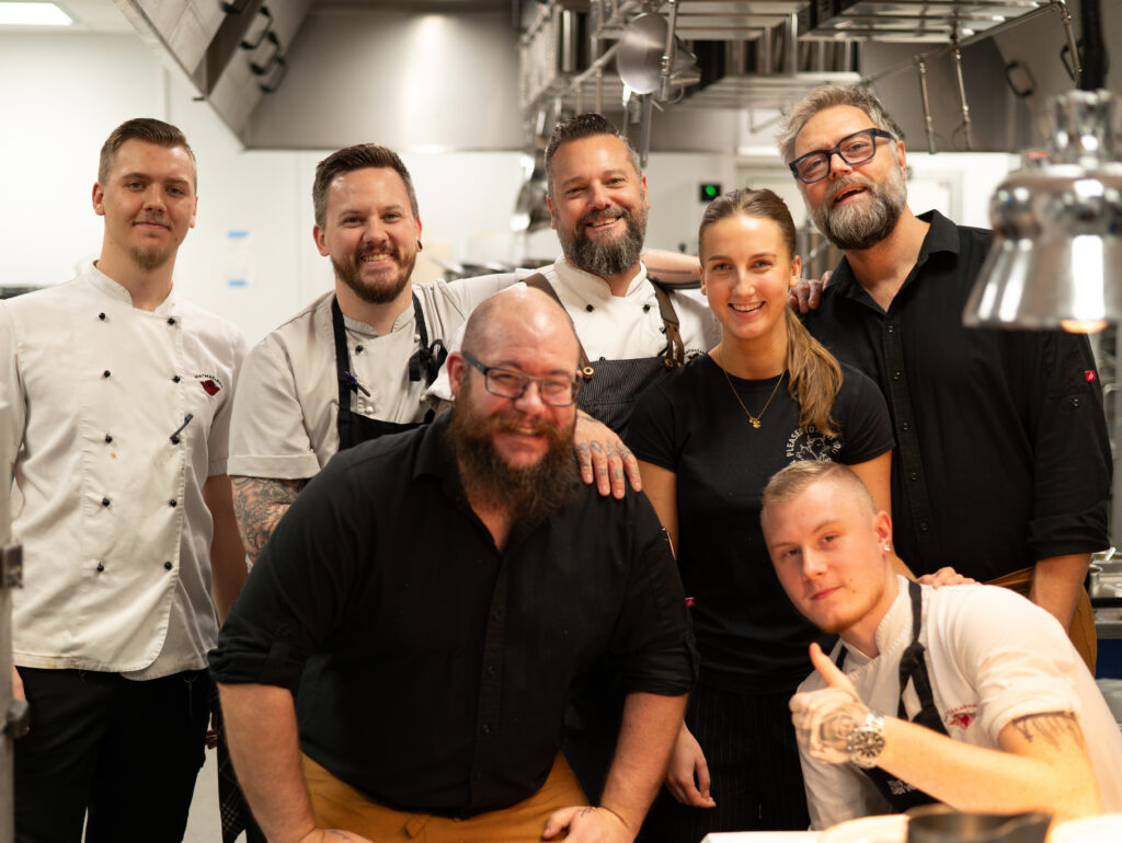 Kockteam i restaurangkök – företagsfotografering i Skåne av Urfokusfoto