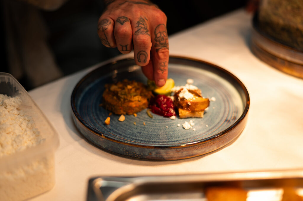Kock lägger upp en rätt – produktbilder för restaurang av Urfokusfoto